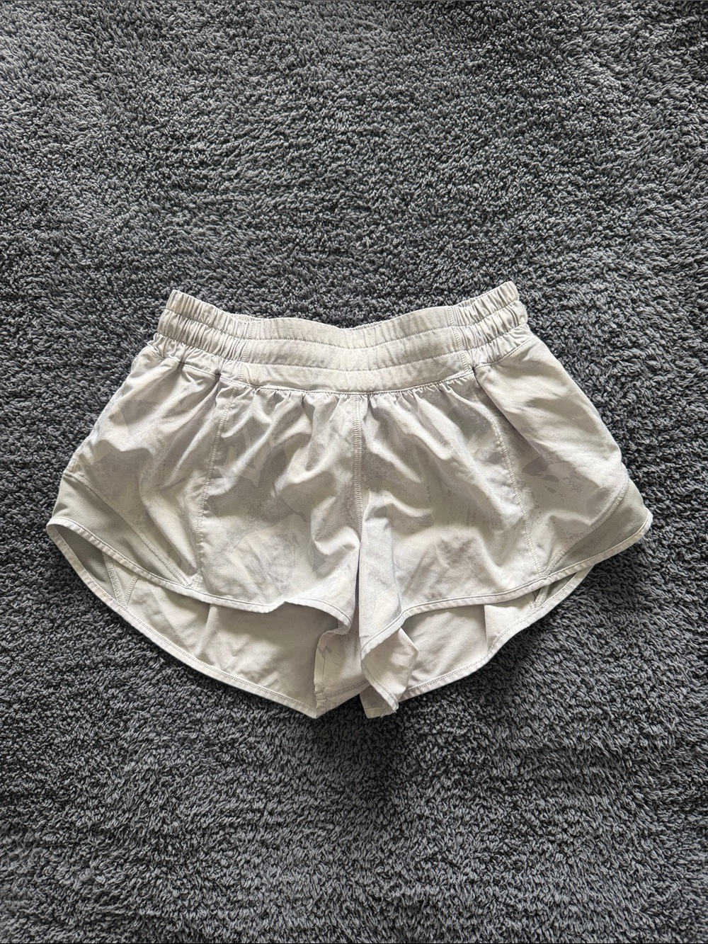 Lululemon hotty hot shorts 2.5 inch inseem white with light grey detailing